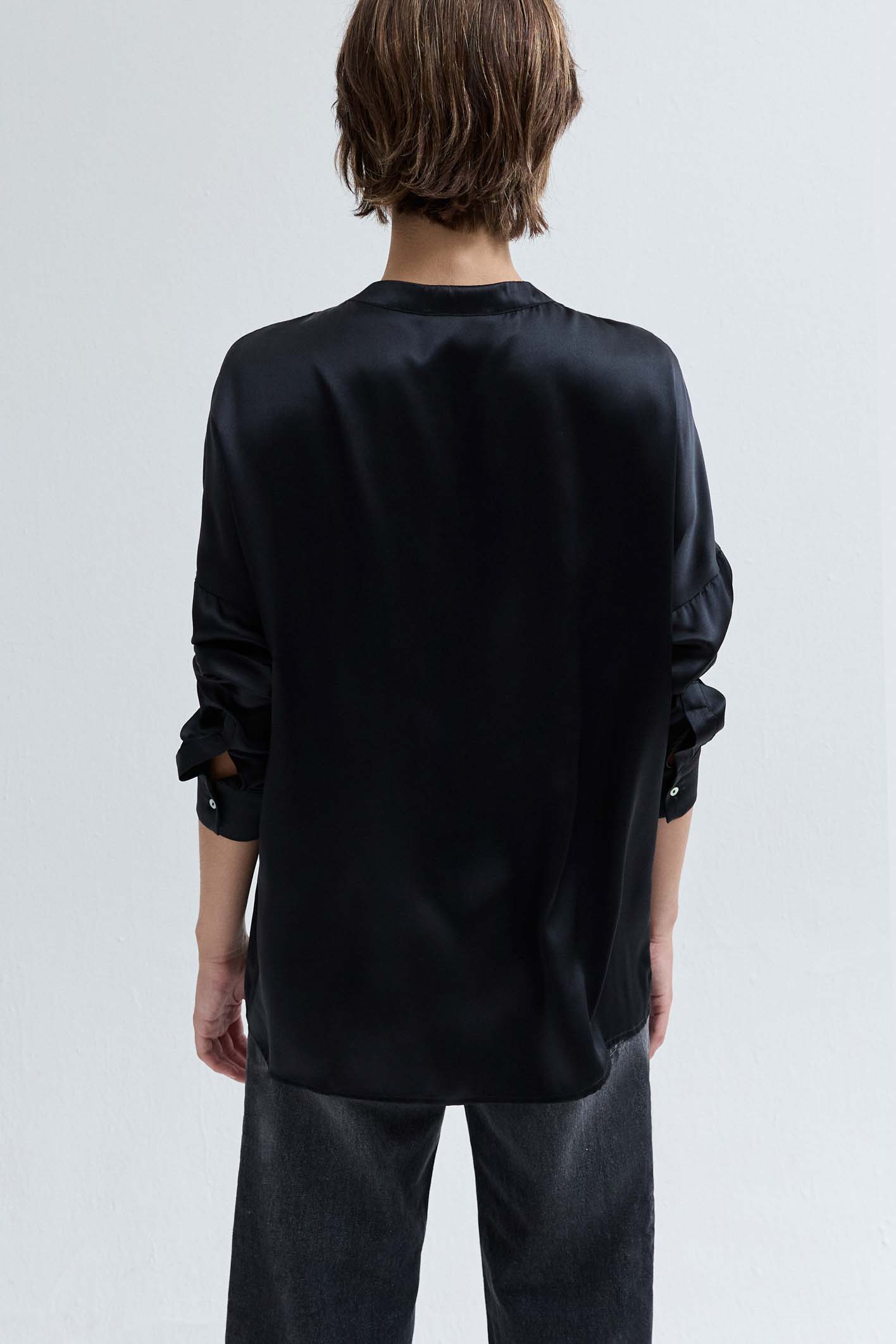 awada_blusa-de-seda-cuello-mao_49-27-2024__picture-54242
