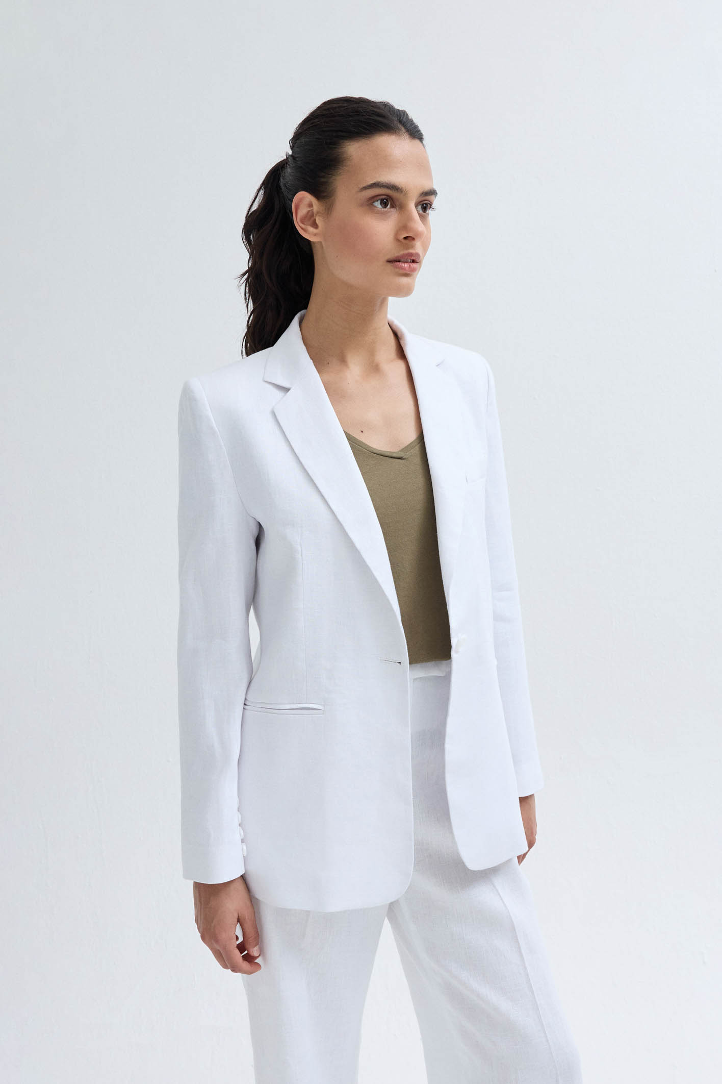 awada_blazer-sastrero-lino_49-27-2024__picture-54319