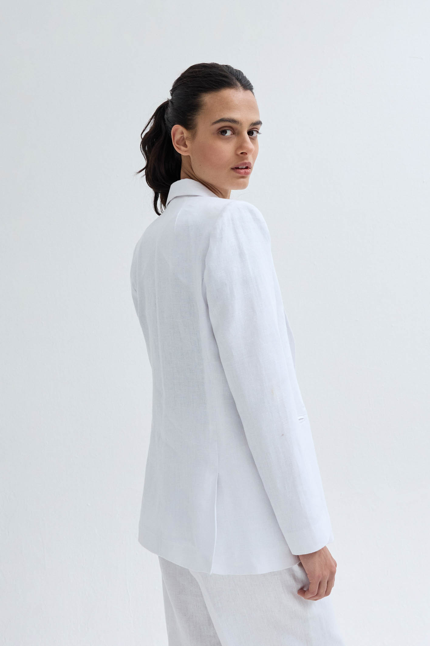 awada_blazer-sastrero-lino_49-27-2024__picture-54387