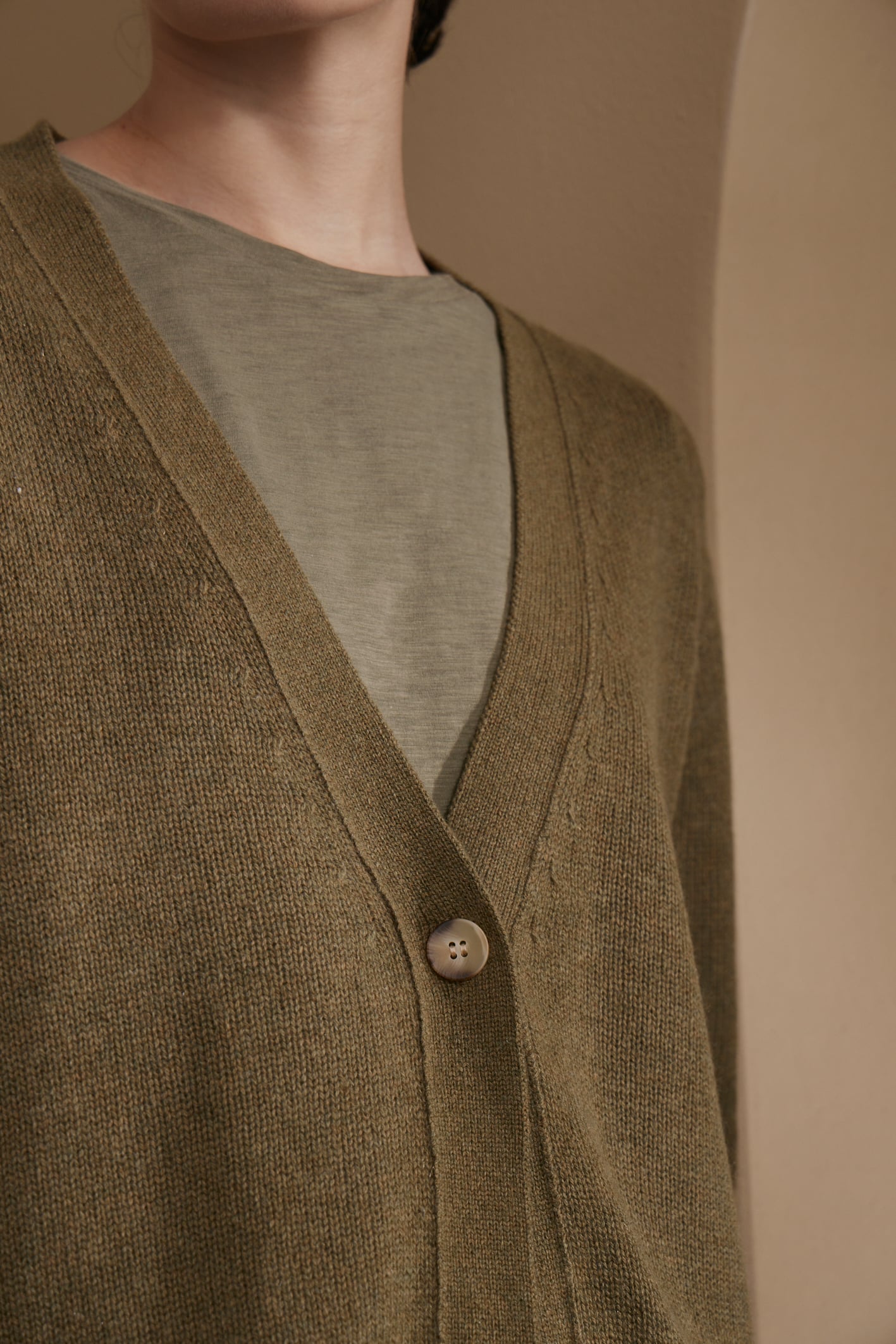 awada_sweater-cashmere-cardigan_08-10-2025__picture-57066