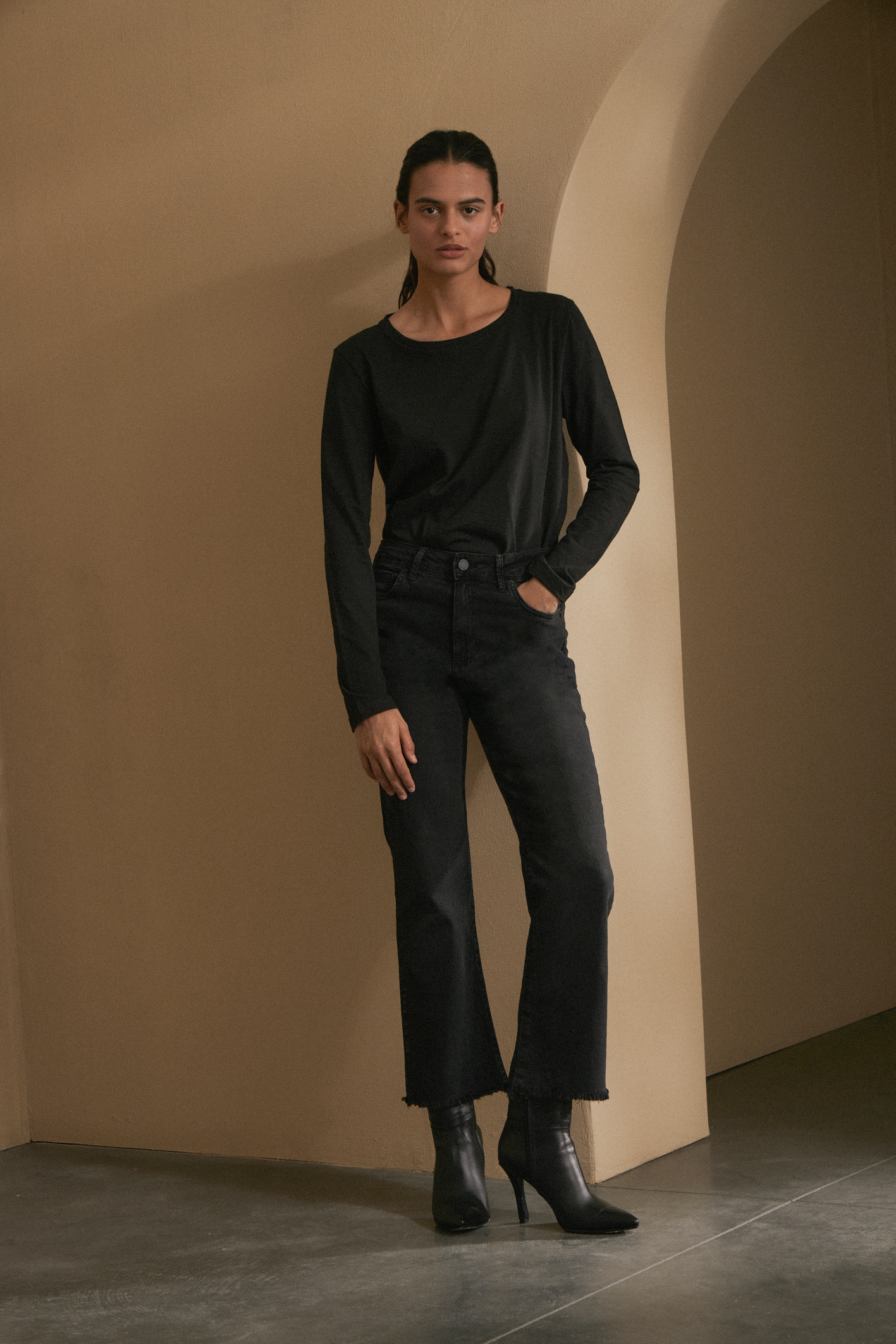 awada_jean-bootcut-black_58-10-2025__picture-58022