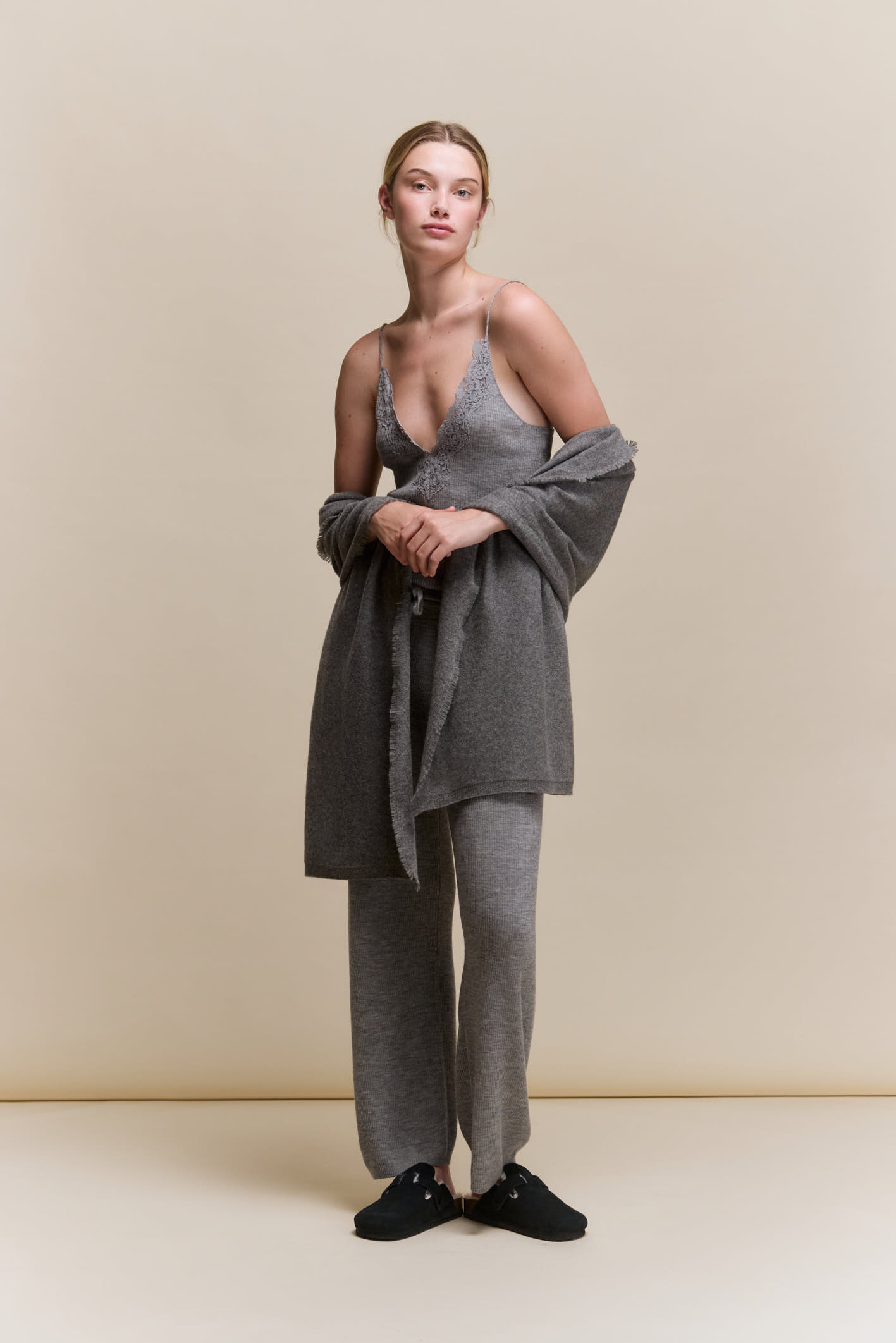 awada_pantalon-tejido-lana_44-20-2026__picture-64711