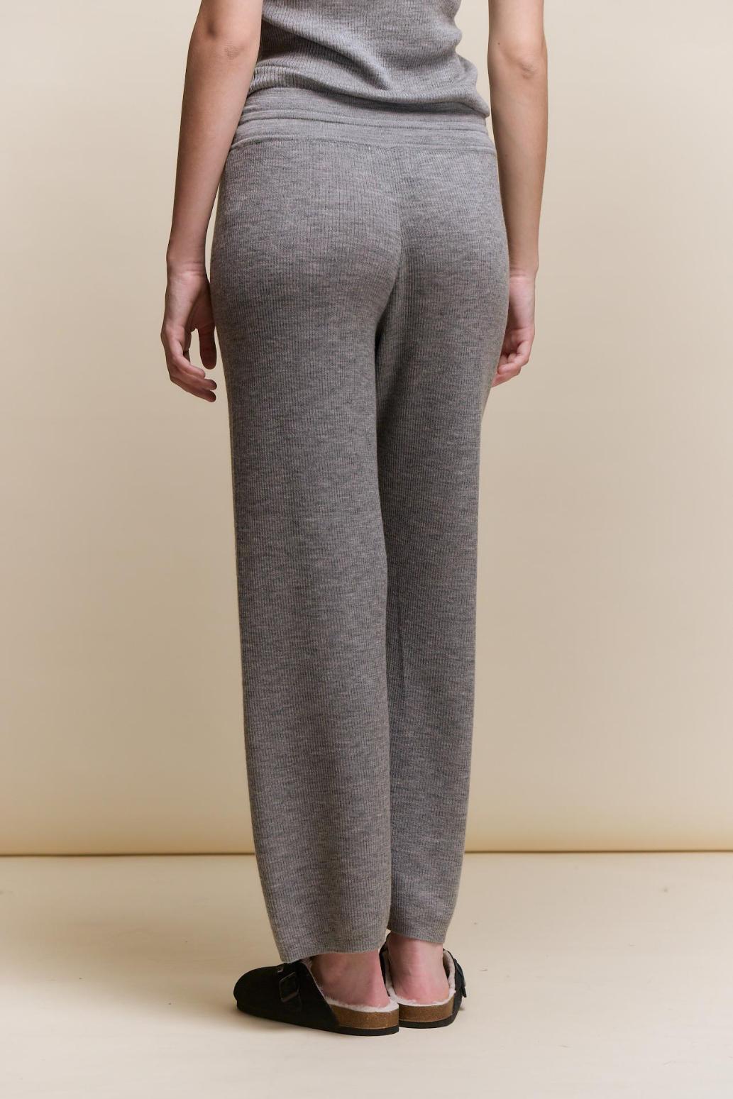 awada_pantalon-tejido-lana_44-20-2026__picture-64715