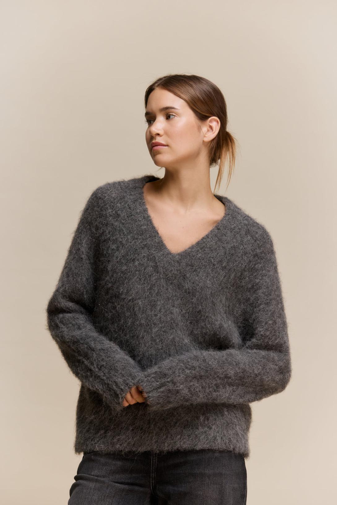 awada_sweater-v-lana_17-23-2026__picture-64914