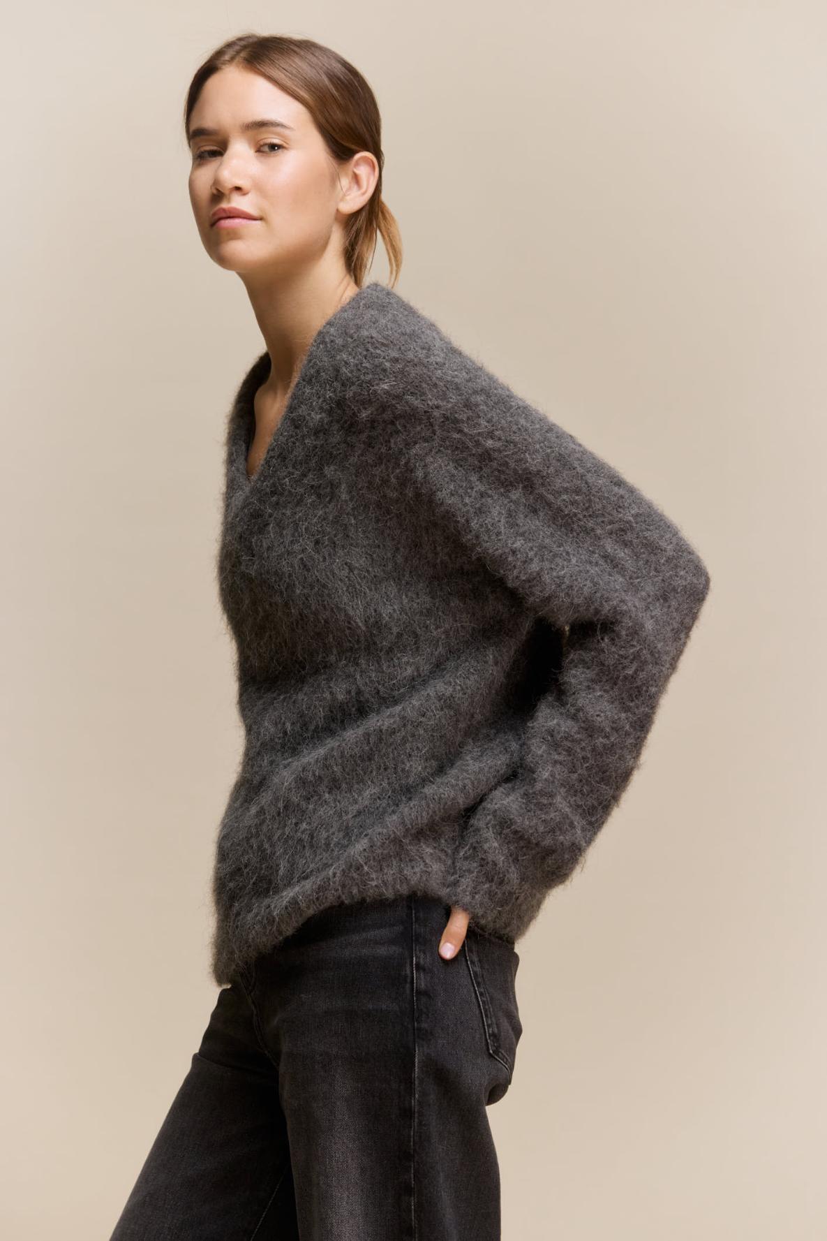 awada_sweater-v-lana_17-23-2026__picture-64915